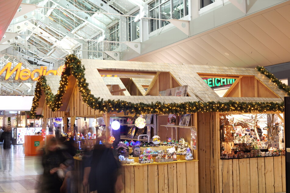 Im Inneren des Paunsdorf Centers wartet ein Weihnachtsmarkt auf die Besucher.