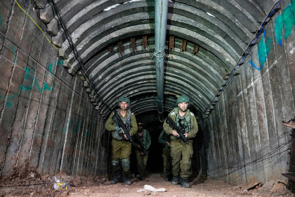 Israelische Soldaten durchsuchen einen Tunnel im nördlichen Gazastreifen, der nach Angaben des Militärs von militanten Hamas-Kämpfern genutzt wurde. (Archivbild)