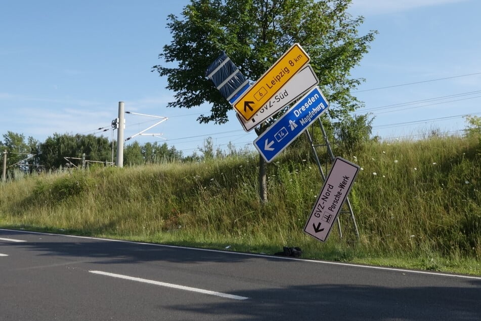 Mehrere Verkehrszeichen wurden beschädigt.