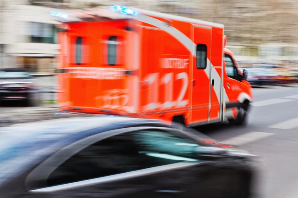 Der Rettungsdienst brachte den Verletzten in ein Krankenhaus. (Symbolbild)