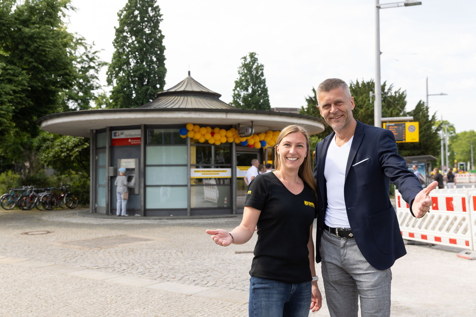 DVB-Vorstand Lars Seiffert (54, r.) und Jana Reichelt (40) eröffneten am Dienstag den neuen Karriere-Punkt in der "Käseglocke" am Albertplatz.