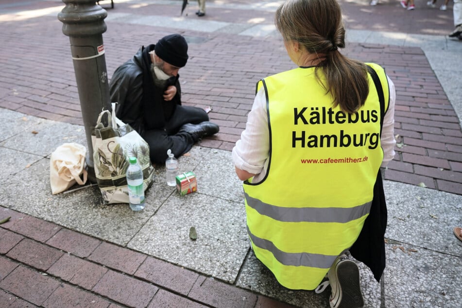 Im Sommer fährt der Kältebus in Hamburg als Hitzebus und kümmert sich um Obdachlose. (Archivbild)