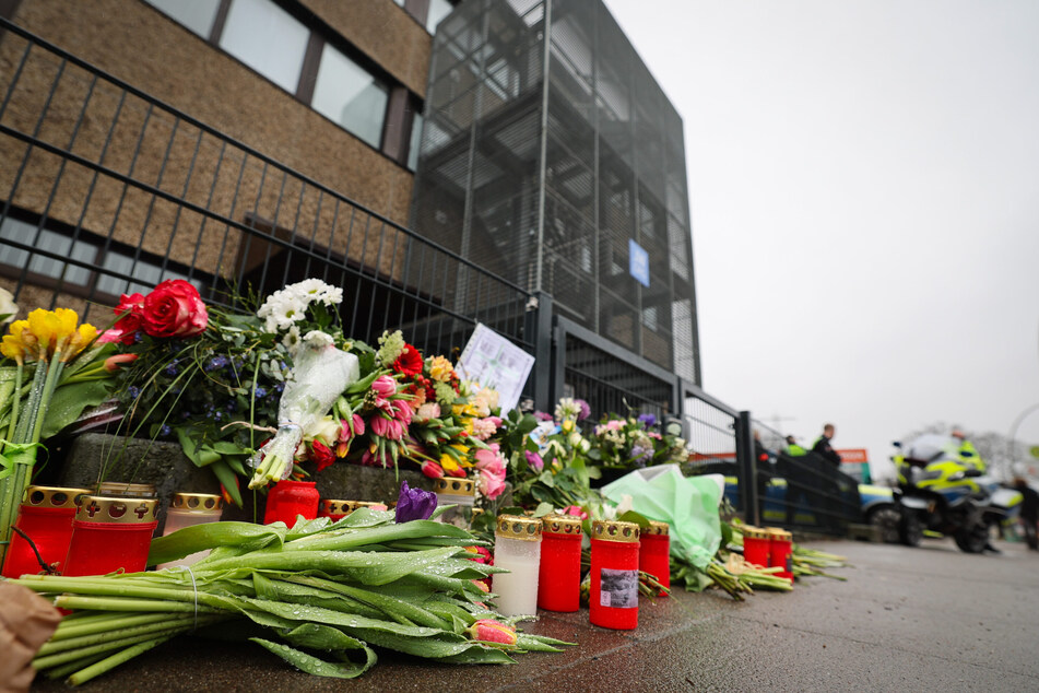 Blumen und Kerzen wurden nach dem Amoklauf vor dem Gebäude der Zeugen Jehovas in Hamburg abgelegt. Alle Schwerverletzten sind mittlerweile außer Lebensjgefahr.