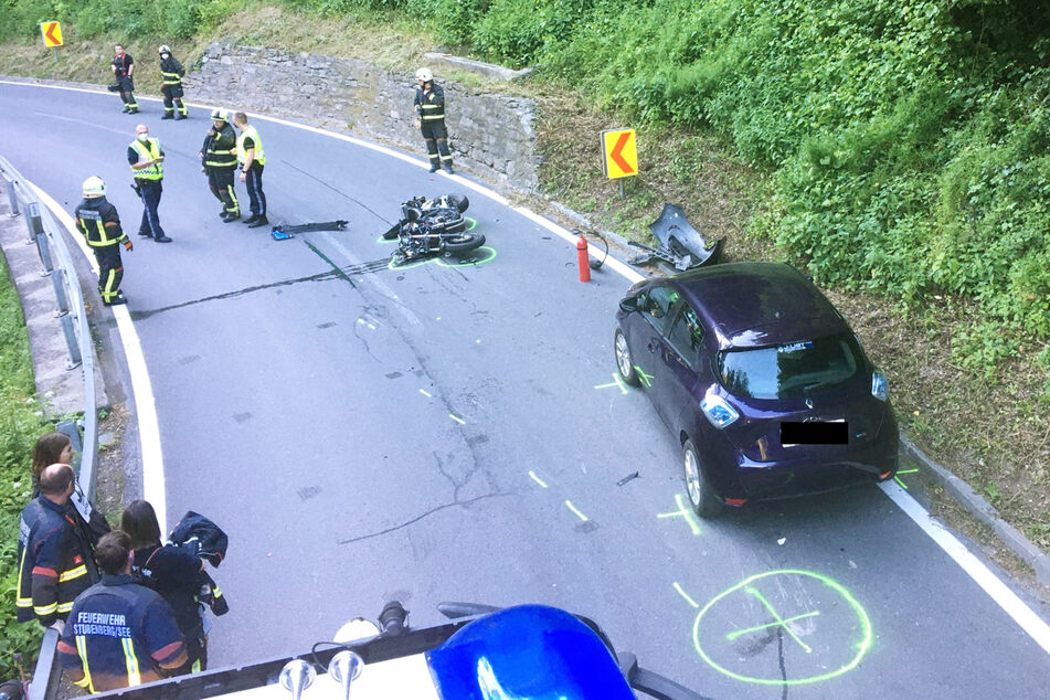 Nachdem die Polizei den Unfall aufgenommen hatte, kümmerten sich die Kameraden um die Reinigung der Fahrbahn.