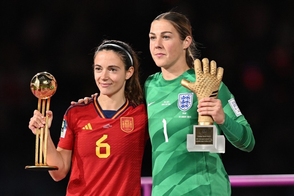 Englands Mary Earps (30. r.) wurde als beste Torhüterin der Frauen-Fußball-WM ausgezeichnet, Spaniens Aitana Bonmati (25, l.) erhielt die Trophäe der besten Spielerin.