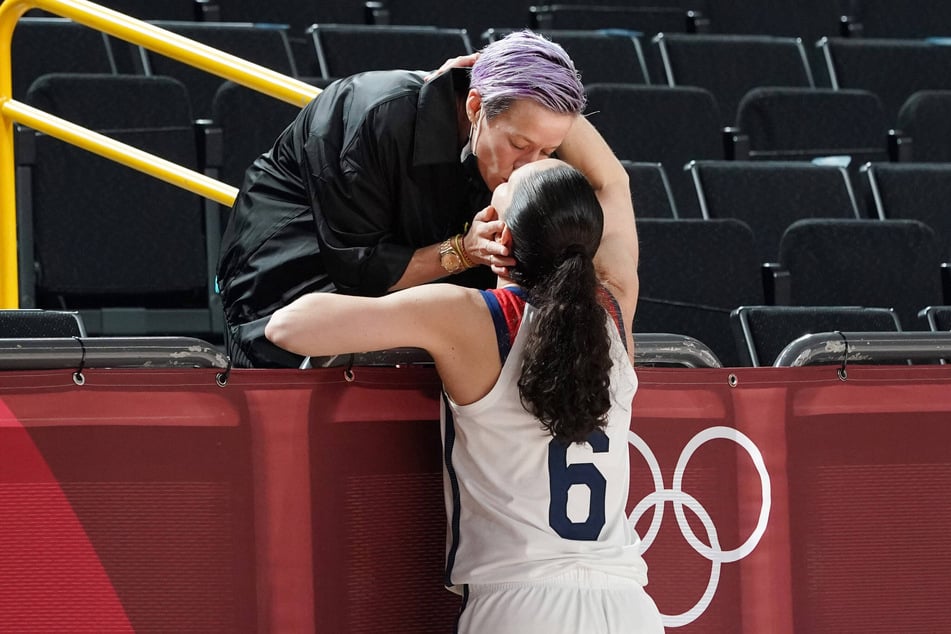 Megan Rapinoe (40, l.) gibt Sue Bird (45) nach dem Gewinn der Goldmedaille bei den Olympischen Spielen 2021 in Tokio einen Siegerkuss.