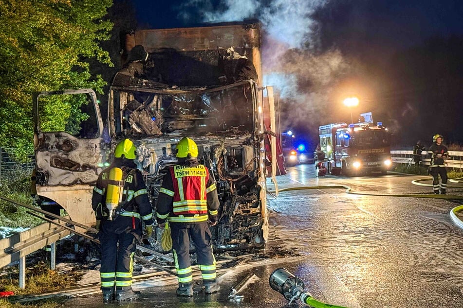 Die Zugmaschine brannte komplett aus.
