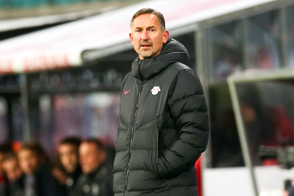 RB Leipzigs Co-Trainer Achim Beierlorzer (54) stand am Sonntag gegen Leverkusen noch an der Seitenlinie, am Dienstag war ein Corona-Schnelltest dann positiv. Doch nun konnte Entwarnung gegeben werden.