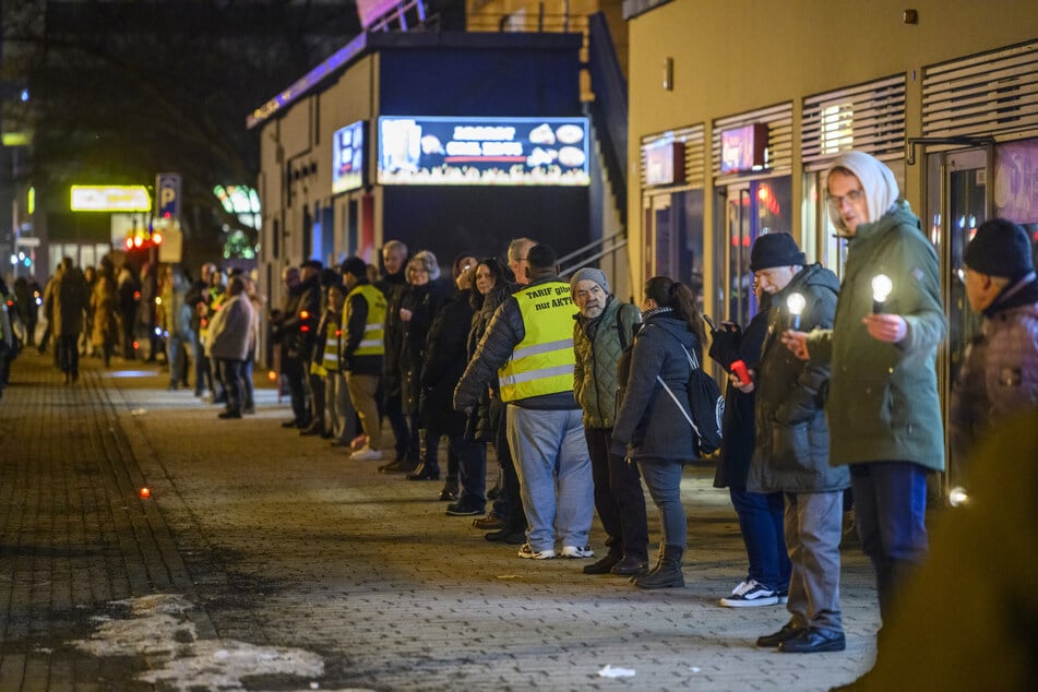 Zahlreiche Menschen stellten sich symbolisch ums Hotel.