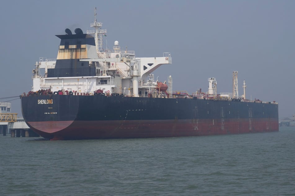 Tanker mit russischem Öl bleibt vor Rügen liegen: Schlepper im Einsatz