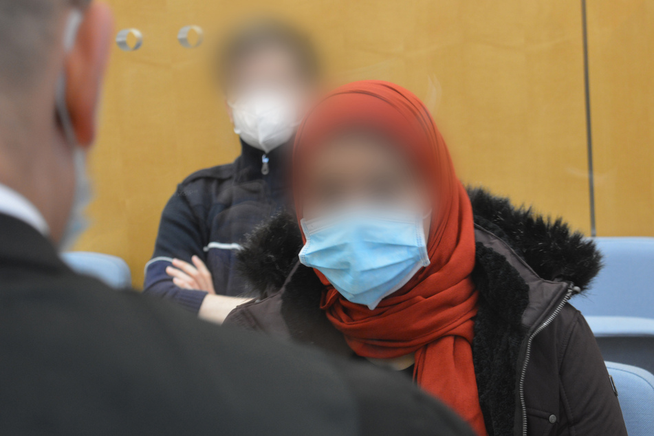 Das Düsseldorfer Oberlandesgericht hat eine fünffache Mutter (31) und IS-Terroristin aus Essen zu vier Jahren Haft verurteilt.