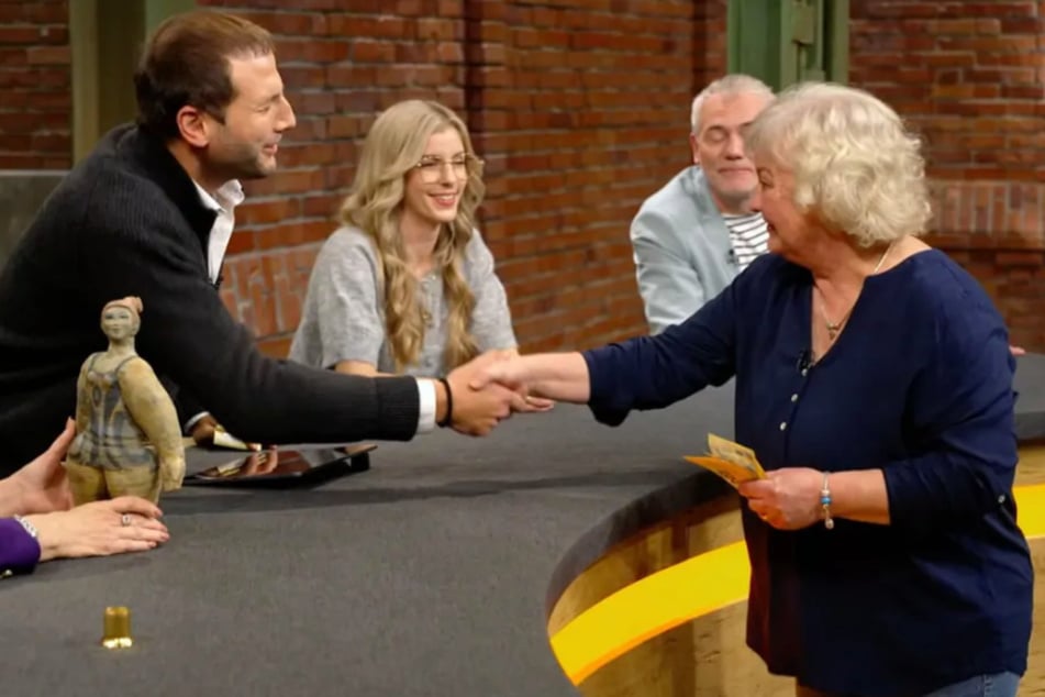 Julian Schmitz-Avila (39) übergibt 450 Euro an die Verkäuferin - weil er keine kleinen Scheine hat.