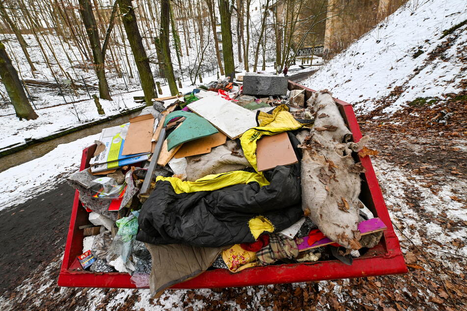 Die Beseitigung der Abfälle und Gegenstände wird die Mitarbeiter der Forstbehörde wohl mehrere Tage beschäftigen.