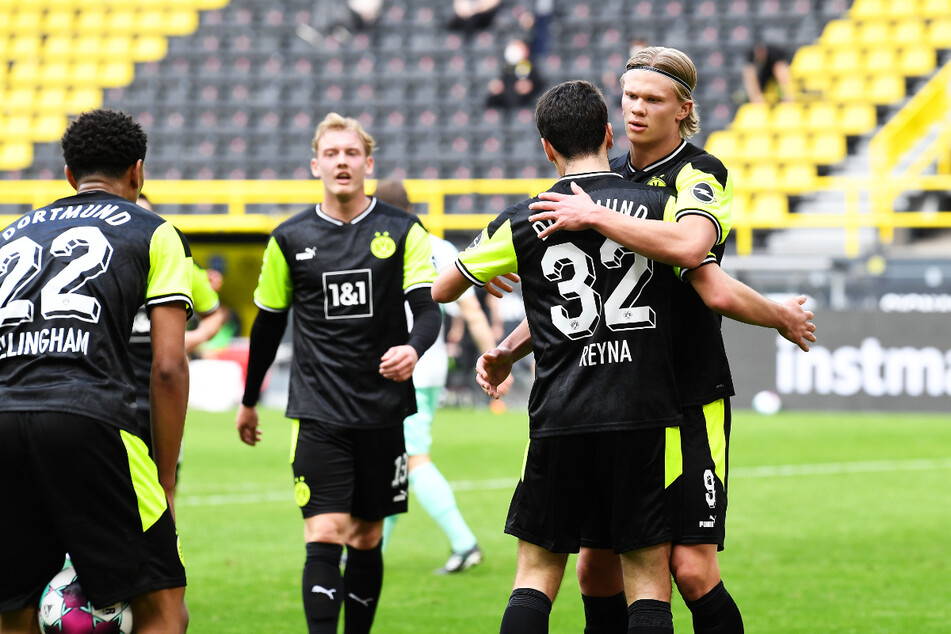 Erling Haaland (r.) mit einem Doppelpack und Giovanni Reyna (2.v.r.) mit seinem Traumtor sorgten für den BVB-Sieg.