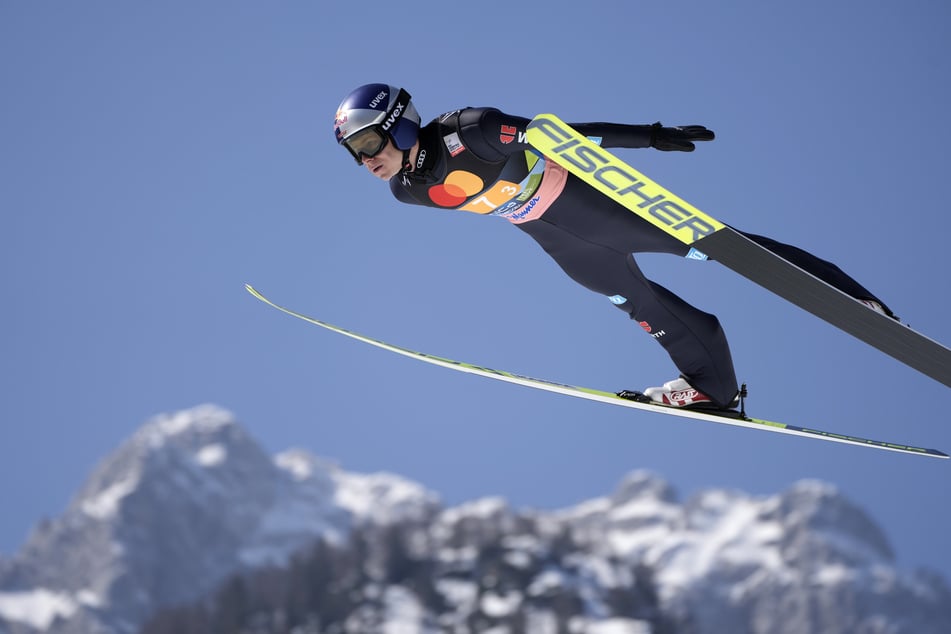 Skispringen News für alle Wintersport-Fans (Foto: Darko Bandic/AP/dpa).