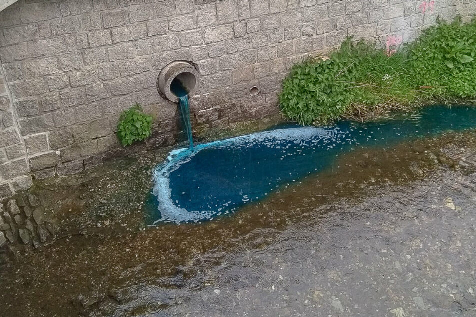 Eine blaue Substanz lief in den Bach "Zwönitz".