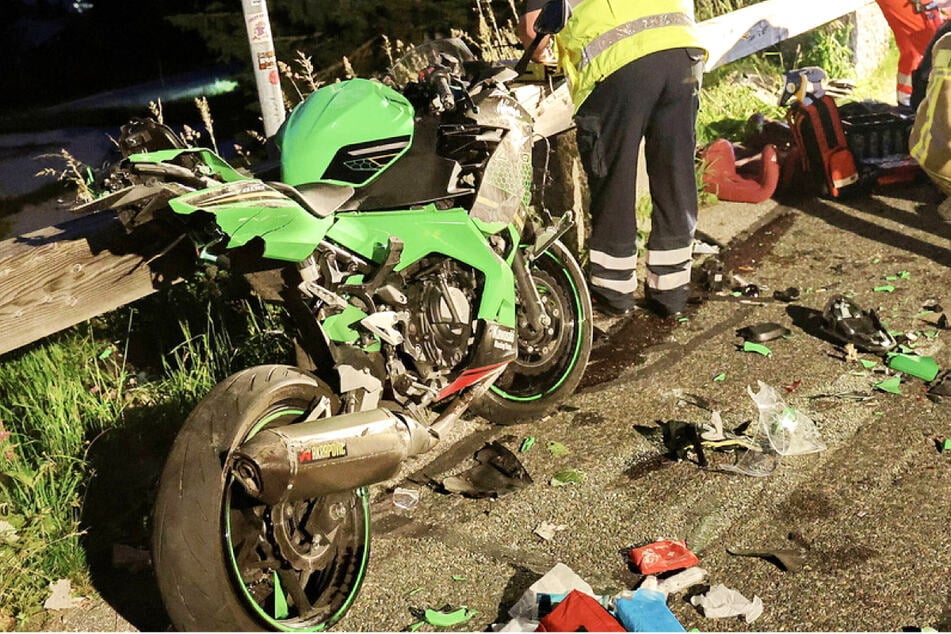 Von dem Motorrad des Bikers blieb nach dem folgenschweren Unfall auf der Roßfeldstraße in Berchtesgaden nur ein Wrack übrig.
