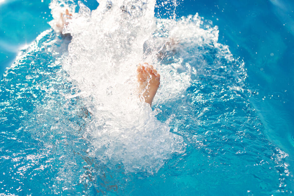 Eine Sechsjährige konnte erfolgreich wiederbelebt werden, nachdem sie regungslos im Schwimmbecken gefunden wurde. (Symbolbild)