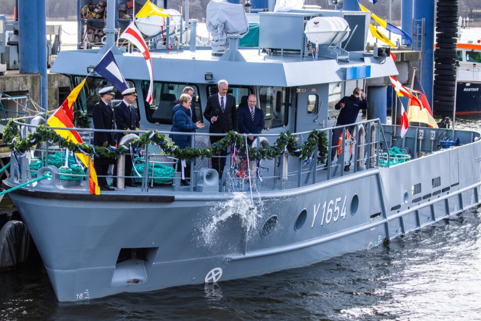Susanne Ross (Mitte), Bürgervorsteherin und Leiterin der Ratsversammlung der Kreisstadt Schleswig, tauft das neue Arbeitsboot der Marine auf den Namen "Schleswig".