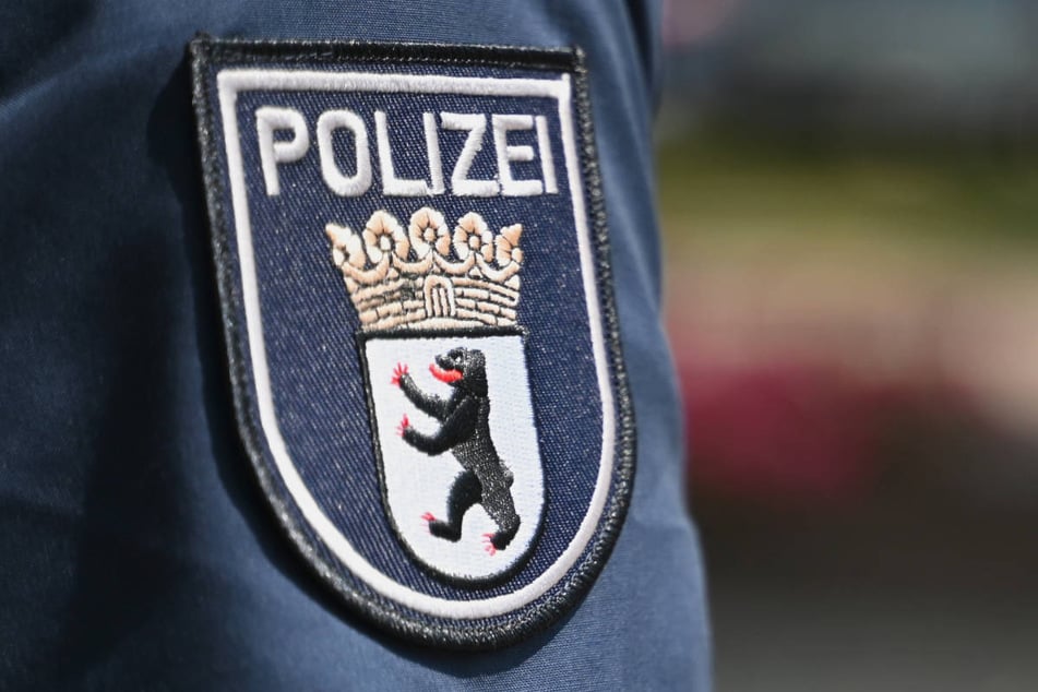 Ein Berliner Polizist soll eine Kollegin während eines Betriebsausflugs sexuell belästigt und beleidigt haben. (Symbolfoto)