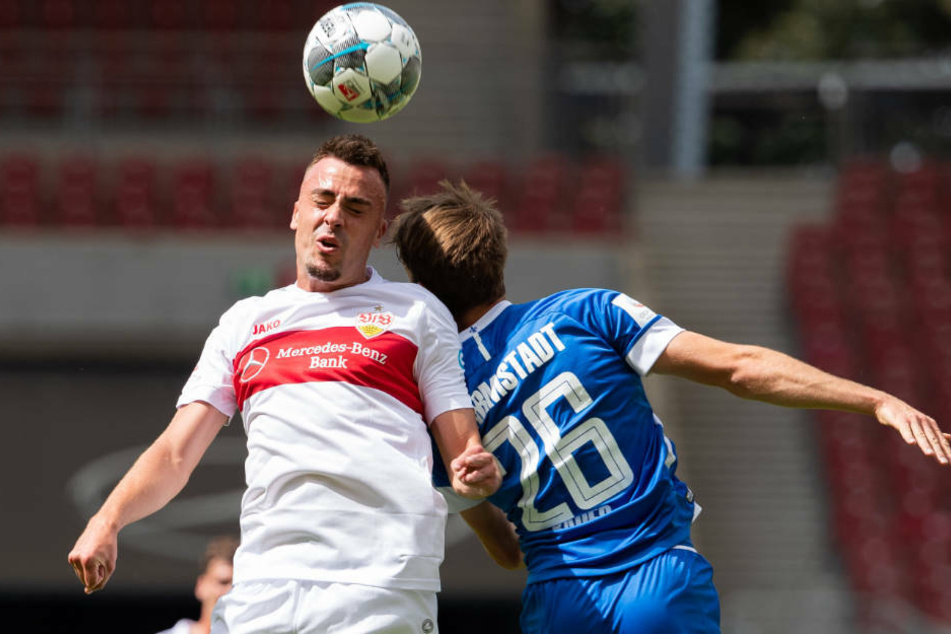 Stuttgarts Philipp Förster (l) in Aktion gegen Darmstadts Matthias Bader (r)..