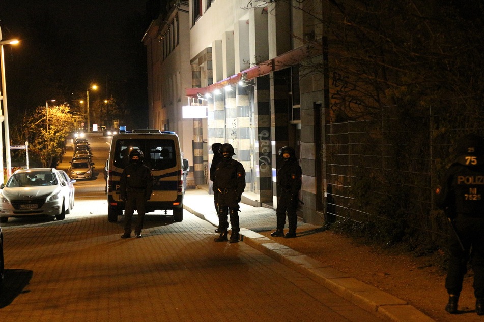 Keine Ruhe für die Beamten in Connewitz: In der Nacht zum Sonntag wurde die Polizeiaußenstelle in der Wiedebach-Passage attackiert.