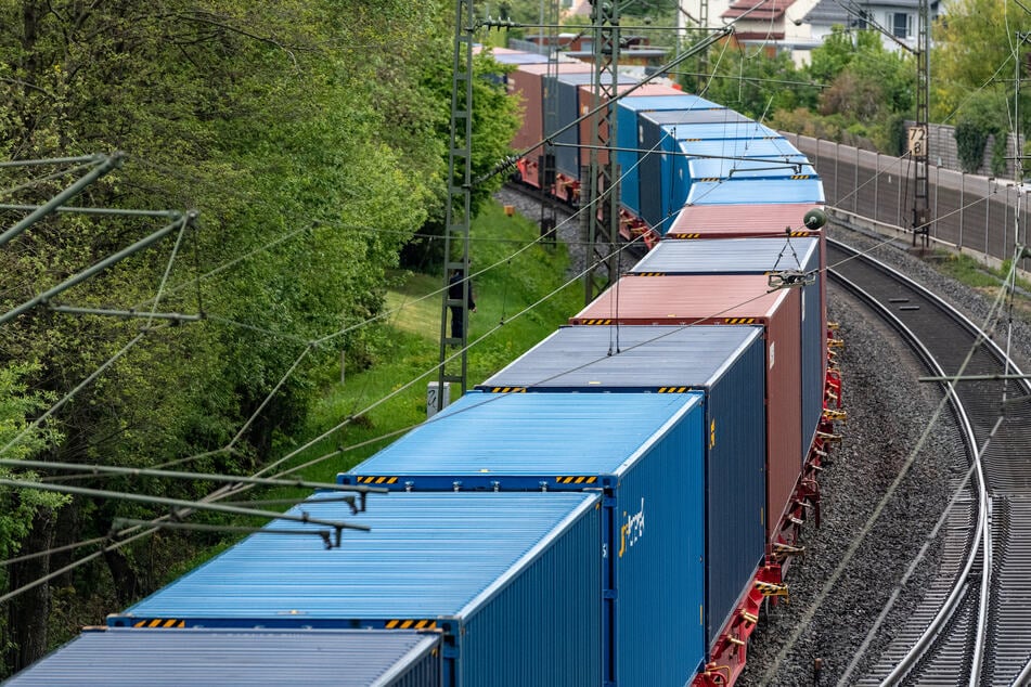 Ein Güterzug mit Containern fährt auf der Schiene südöstlich von Nürnberg.