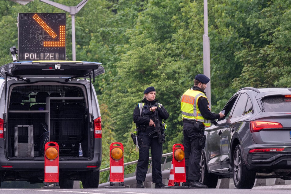 Bei einer Kontrolle an der Grenze zu Österreich erregte der Autofahrer den Verdacht der Bundespolizisten. (Archivfoto)
