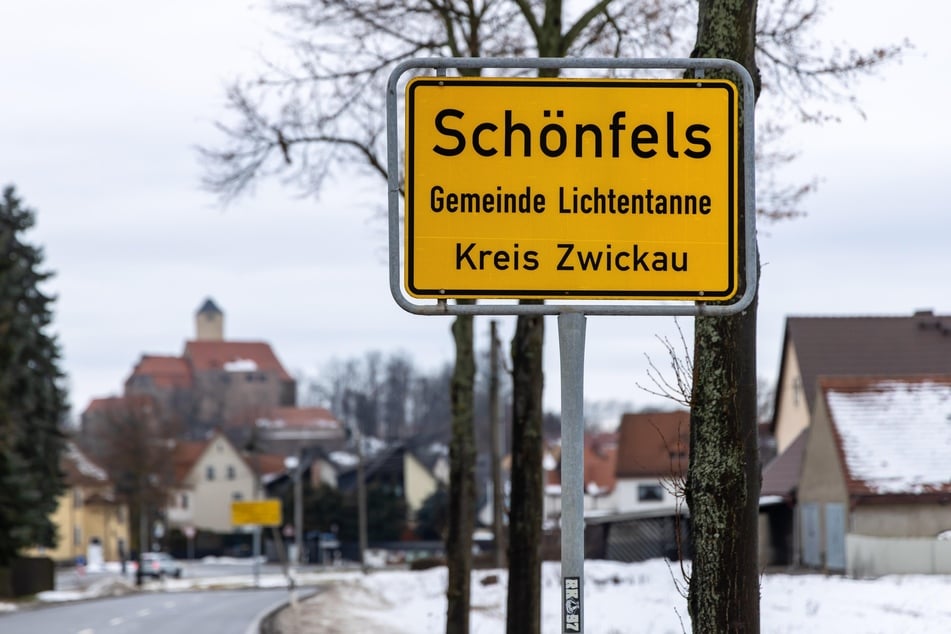 Das alte Windrad steht am Rand von Schönfels.