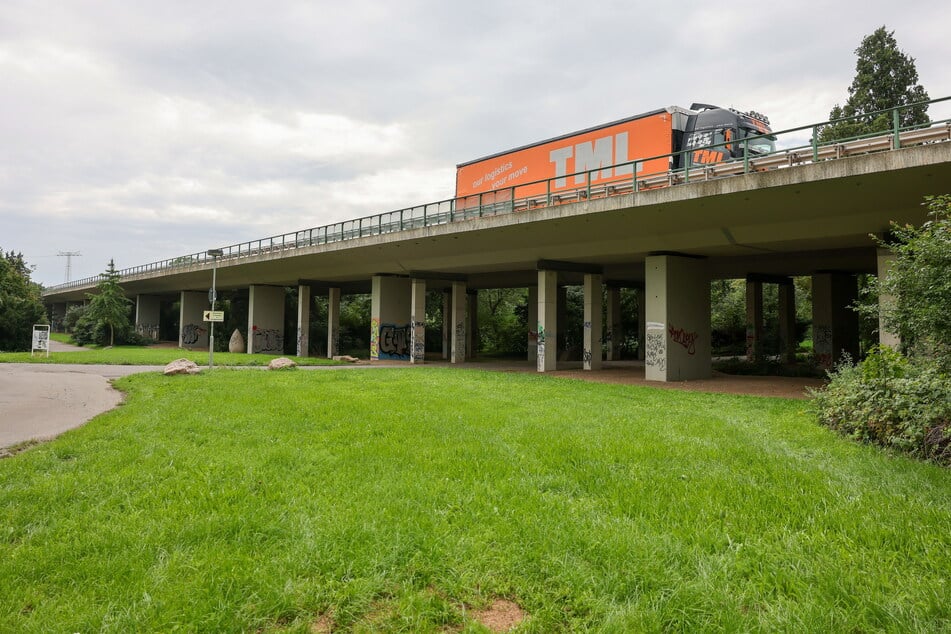 Die Agrabrücke in Leipzig ist marode, muss saniert werden. Grundsätzlich sind an allen Bauwerken laufend Erhaltungsmaßnahmen erforderlich, wobei Bedarf und Umfang der Maßnahmen im Kern vom Zustand des jeweiligen Bauwerkes abhängt.