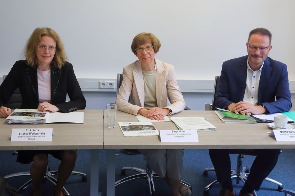 Berichteten über die Erkenntnisse aus dem Jahr 2024: Jutta Stumpf-Wollersheim (45, l.), Birgit Munz (70) und Mischa Woitscheck (58) vom Sächsischen Normenkontrollrat.