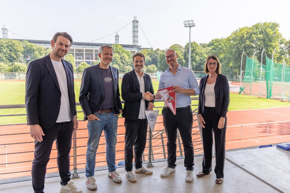 Wollen weiter eng zusammenarbeiten (v.l.n.r.): Thomas Kessler, Philipp Türoff, Philipp Liesenfeld (alle 1. FC Köln), Prof. Tobias Vogt und Prof. Bettina Rulofs (beide DSHS).