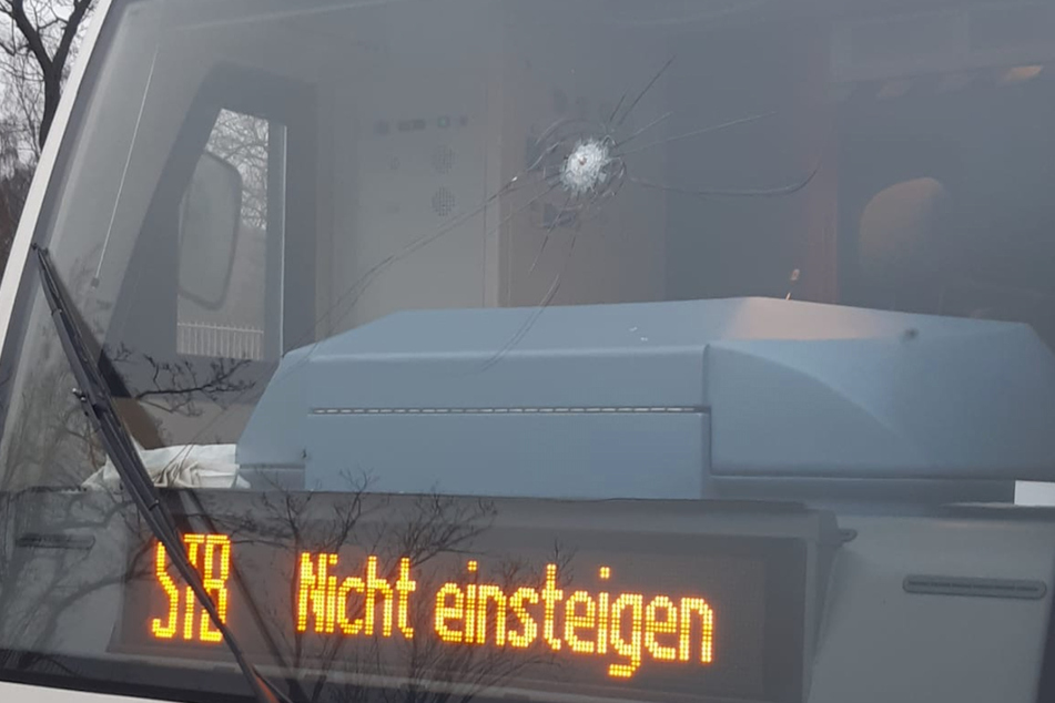 Anschlag auf fahrenden Zug: Notbremsung nach Steinwurf!