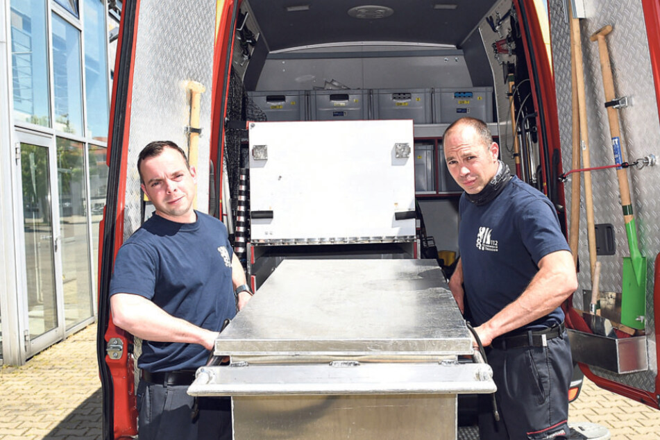 Die Kameraden Matthias Fleischer (33, l.) und Jochen Münter (43), zeigen die Kadaver-Kiste im Gerätewagen.