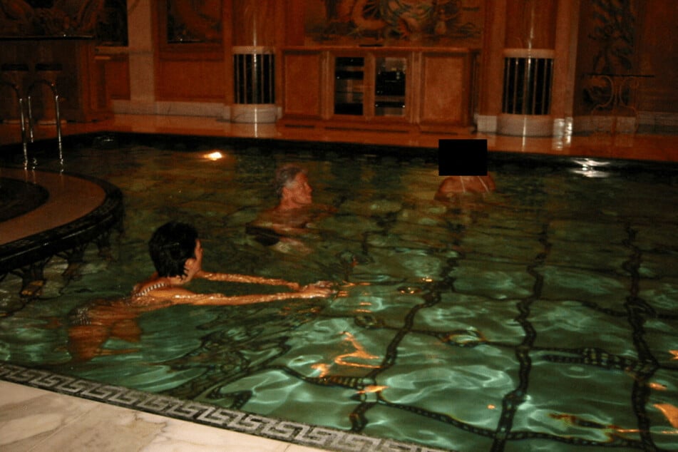 Ex-President Bill Clinton (c.) is among the notable figures featured in Friday's unsealing of Epstein-related files.