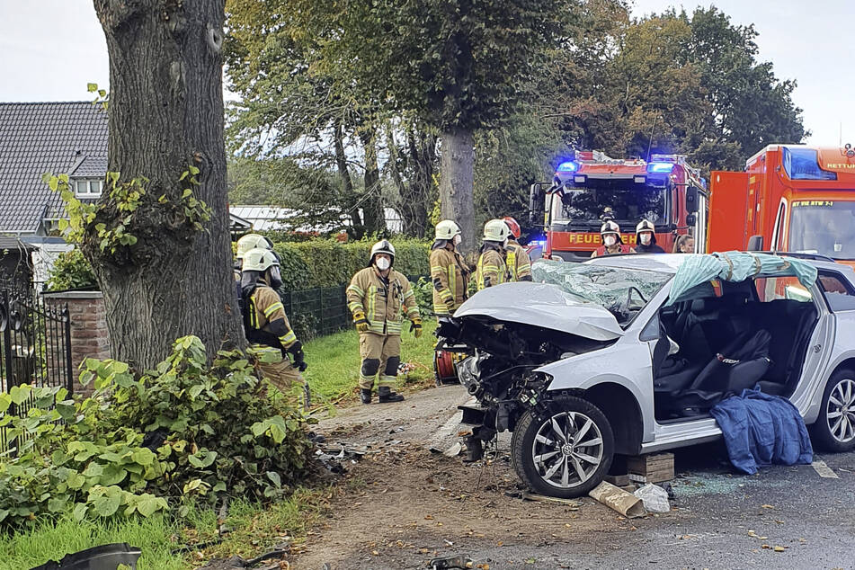Die vordere Seite des Autos wurde durch den Unfall komplett zerstört. Die Feuerwehr musste die Türen aufschneiden und entfernen, um den jungen Fahrer retten zu können.