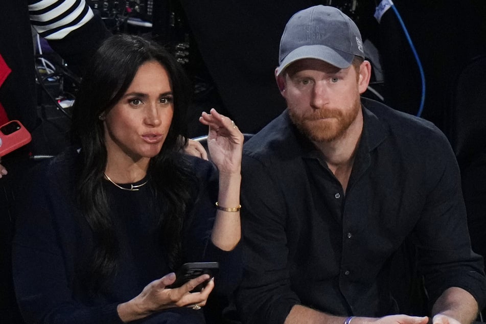 Prinz Harry (41) und Herzogin Meghan (44) weisen die Vorwürfe des neuen Buches entschieden zurück.