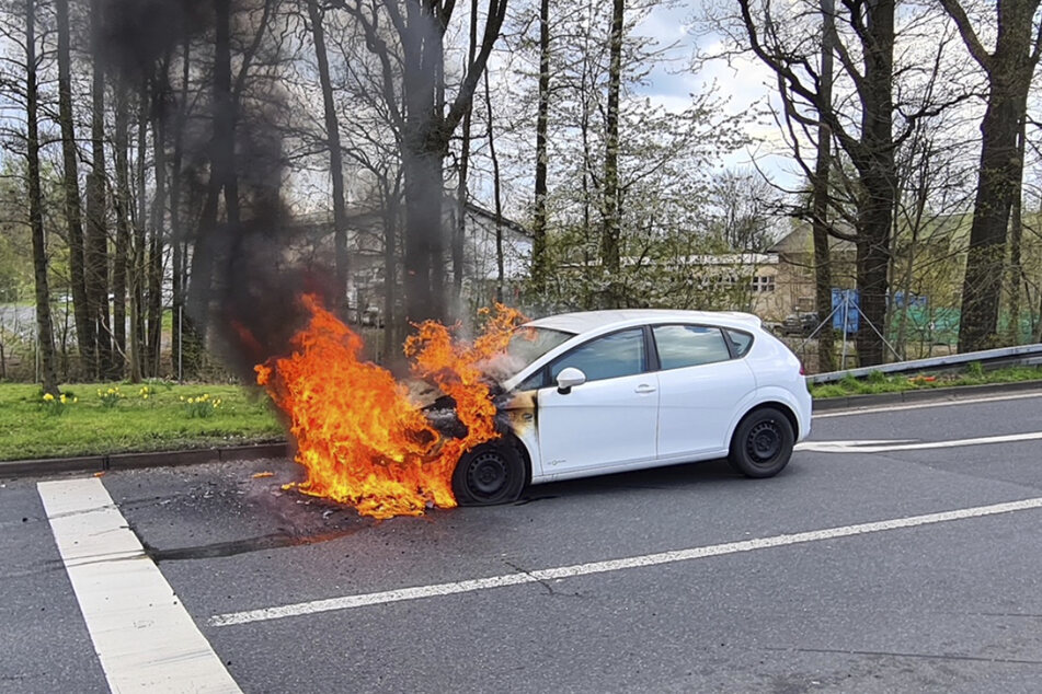 Flammen schlagen aus dem Auto, dessen Fahrerin noch von der A4 abfahren konnte.