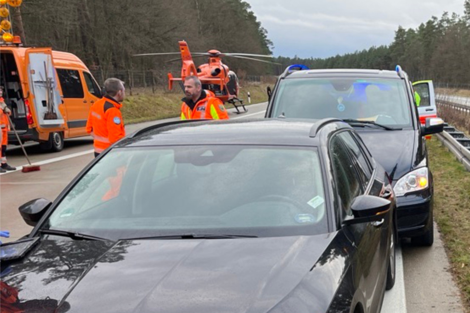 Lkw wird von Autobahn gedrängt, Mercedes-Fahrer kracht in Stauende