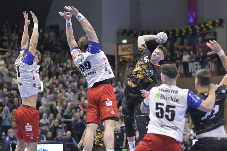 Im Zweitliga-Kracher gegen Balingen-Weilstetten zog sich Timo Löser (26, 3.v.r.) einen Bruch des rechten Mittelfußes zu.