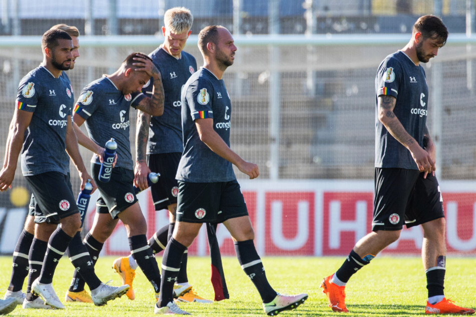 Hängende Köpfe: Die Spieler des FC St. Pauli verloren im DFB-Pokal bei der SV 07 Elversberg auch in der Höhe verdient mit 2:4.