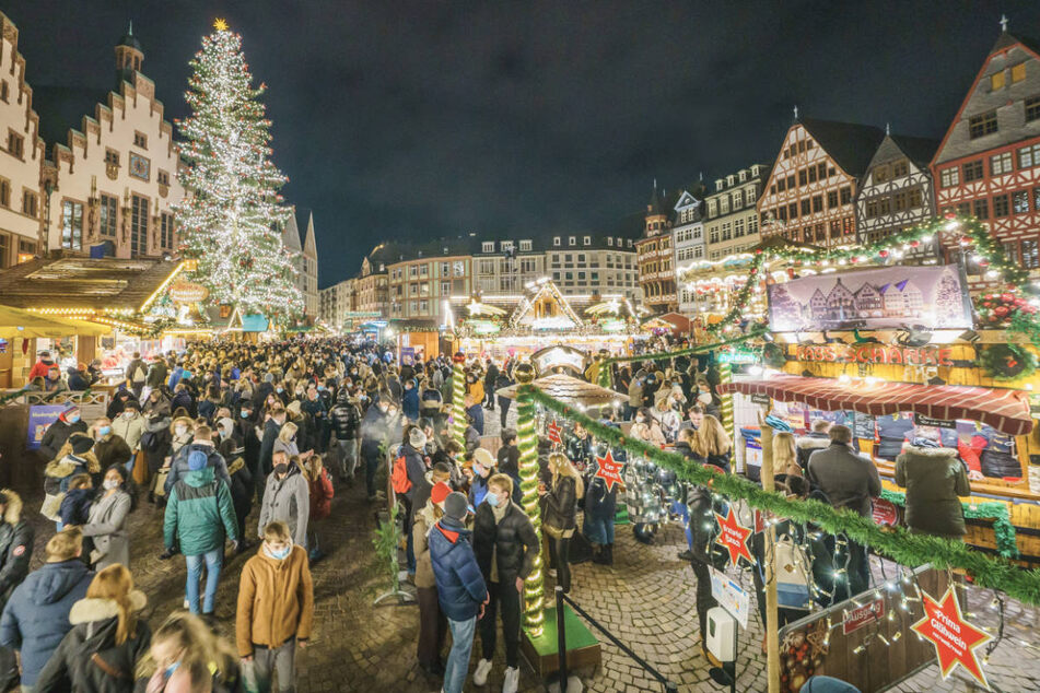 Auch auf Hessens größtem Weihnachtsmarkt in Frankfurt wird mit "personalbedingten Absagen von Standbetreibenden" gerechnet.