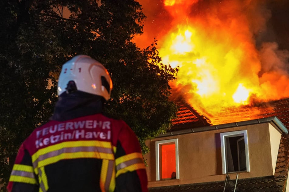 Das Feuer hat sich durch die enge Bauweise und die alte Bausubstanz schnell über das Dach ausgebreitet.