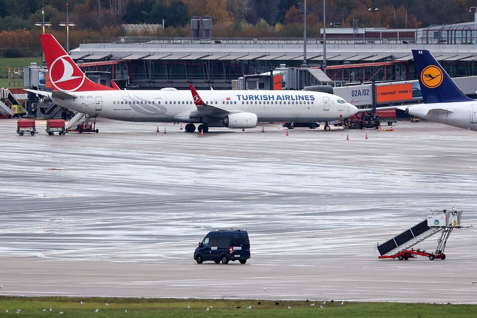Hinter dieser Maschine von Turkish Airlines hatten sich der Geiselnehmer mit seiner Tochter verschanzt.
