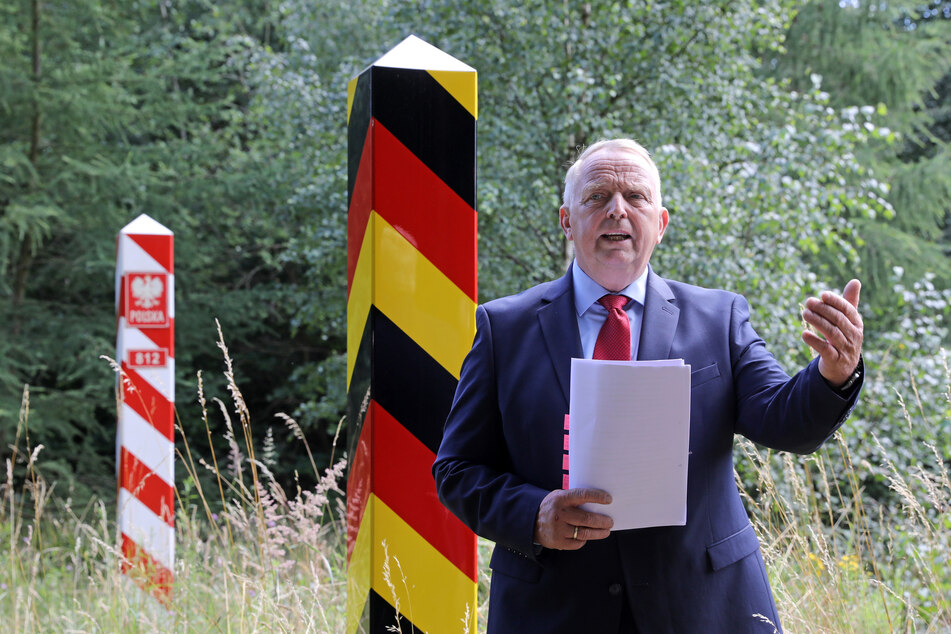 Till Backhaus (61, SPD), Agrarminister von Mecklenburg-Vorpommern, spricht beim offiziellen Baustart für einen Wildschutzzaun gegen die Afrikanische Schweinepest (ASP) an Grenzpfählen der deutsch-polnischen Grenze.