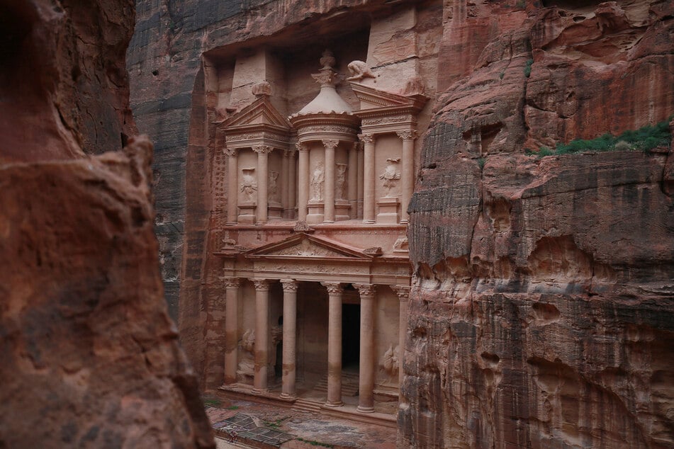 Am "Schatzhaus" von Petra - dem Khazne al-Firaun - entdeckten Forscher eine bislang ungeöffnete Grabkammer.