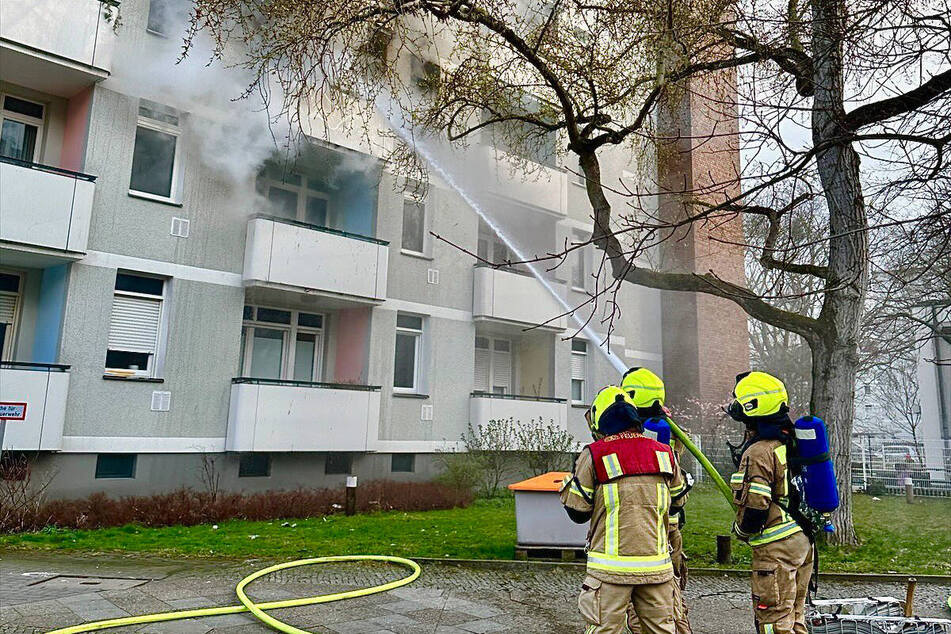 Berlin: Hochhausbrand in Berlin-Kreuzberg: Wohnung in Flammen