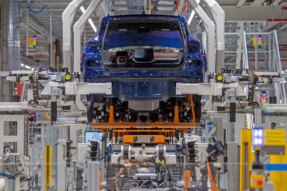 Die E-Auto-Branche kann durch die Automatisierung Personalkosten verringern.