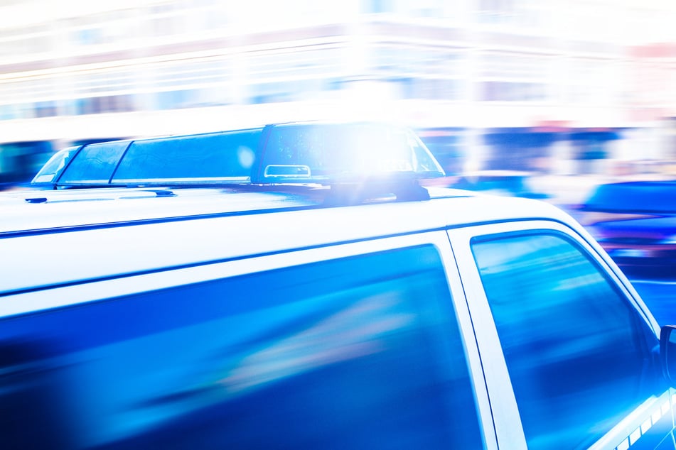 Flucht vor Polizei: Mercedes-Fahrer rast über Rot und in den Gegenverkehr