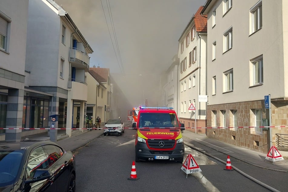 Der Einsatzort ist in Rauch gehüllt, die Feuerwehr mit einem Großaufgebot vor Ort.